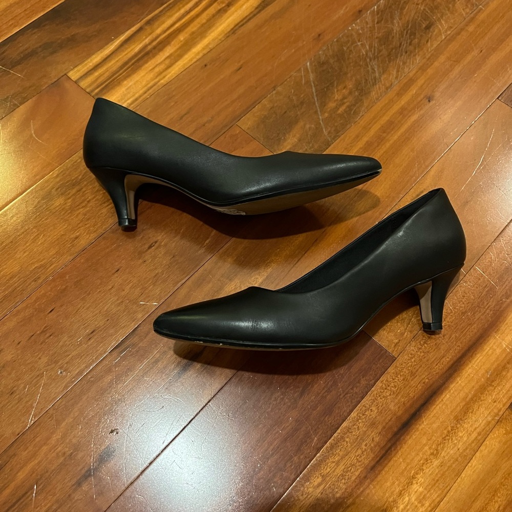 Clarks Linvale Jessica Black Leather Heels - size 8 WIDE